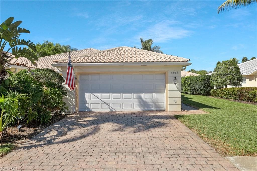 4949 Kingston Way, Naples, FL 34119-26
