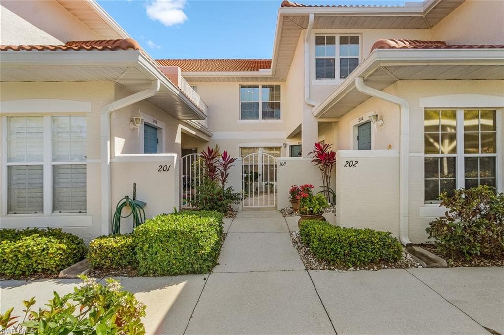 5010 Cedar Springs Dr 202, Naples, FL 34110-1