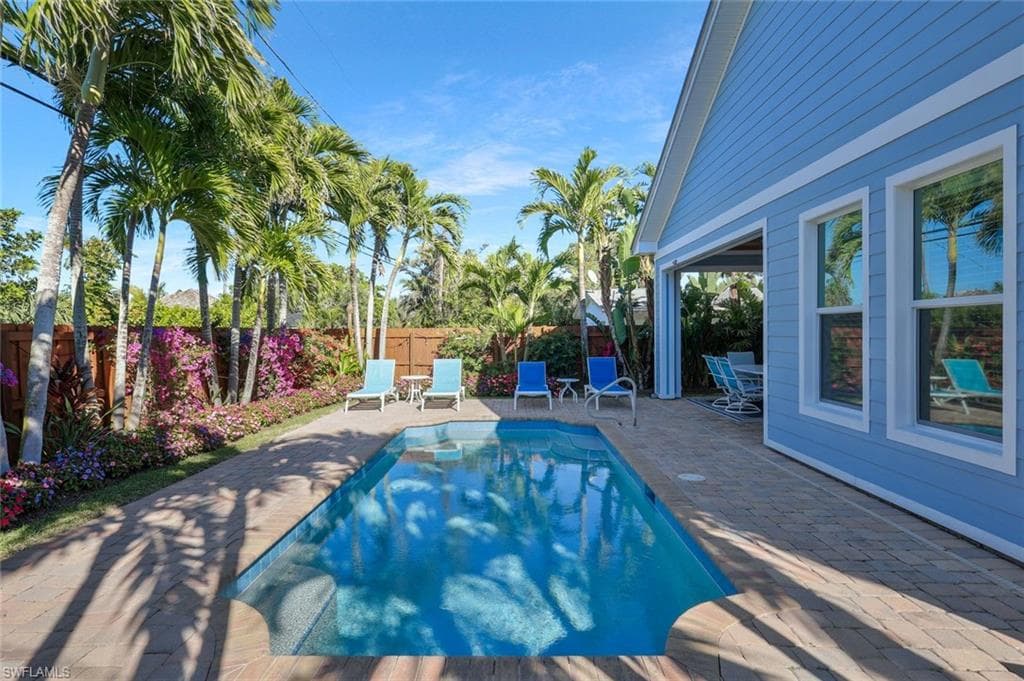583 91st Ave N, Naples, FL 34108-9