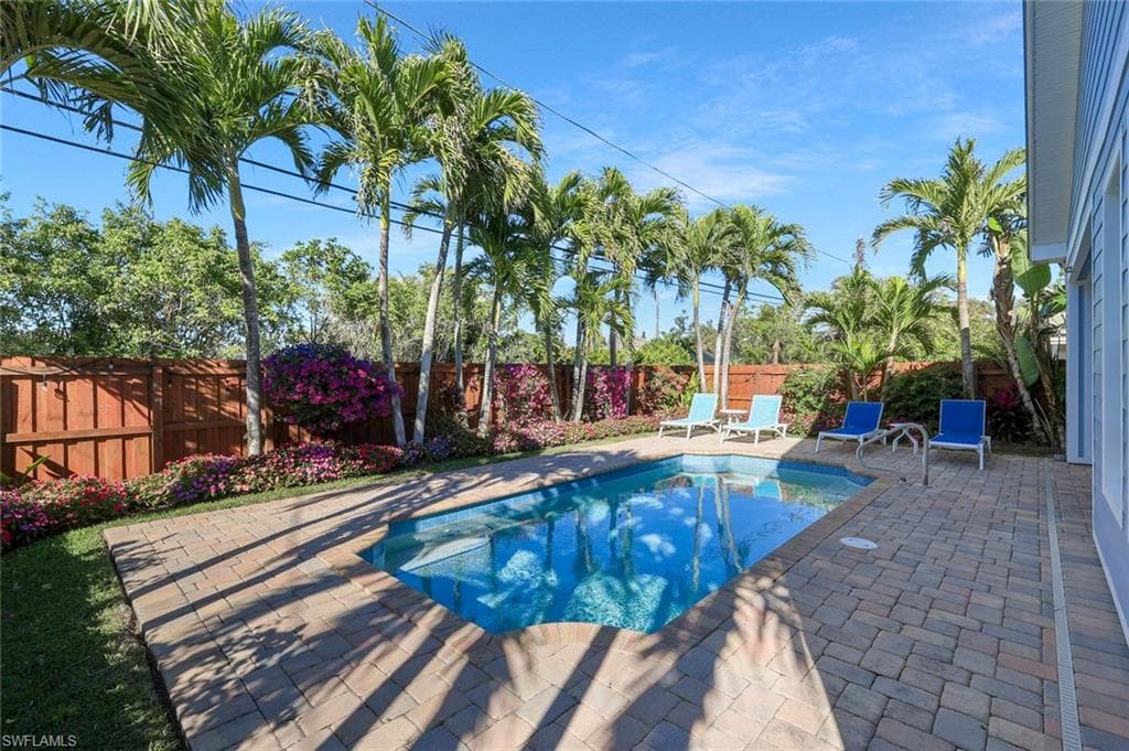 583 91st Ave N, Naples, FL 34108-5