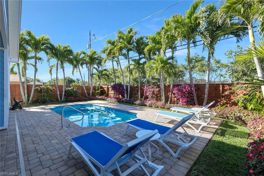 583 91st Ave N, Naples, FL 34108-8