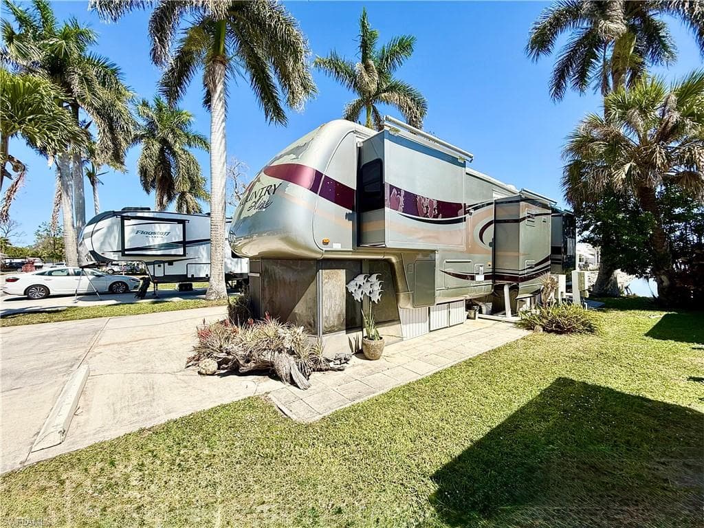 548 Cheetah Dr, Naples, FL 34114-4