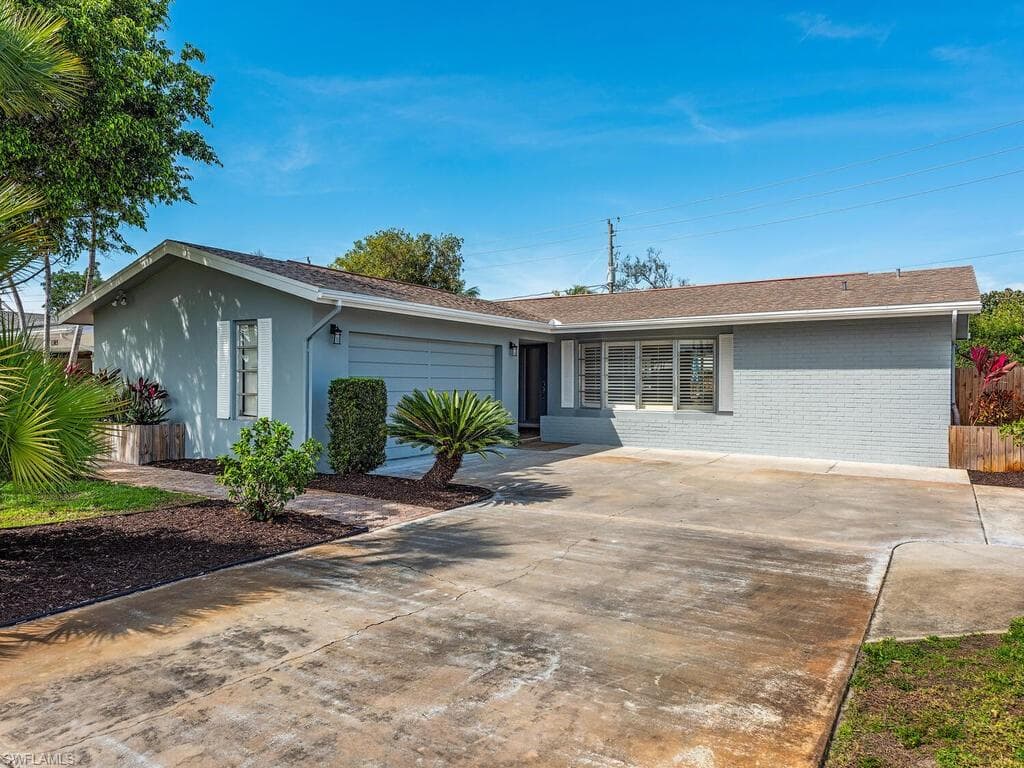 1395 Morningside Dr, Naples, FL 34103-4