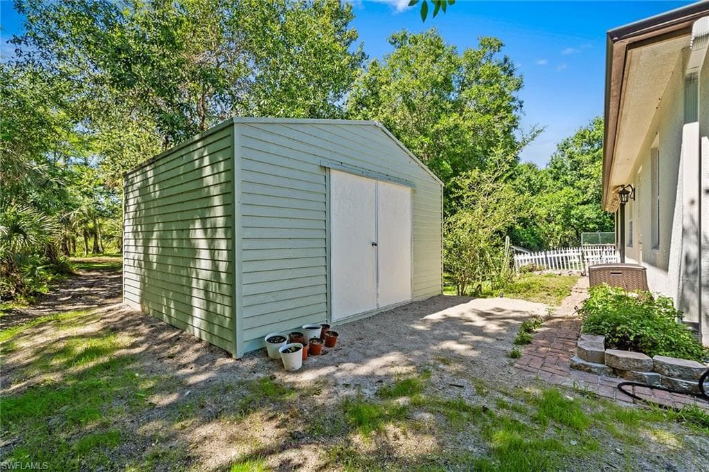 235 6th St SE, Naples, FL 34117-32