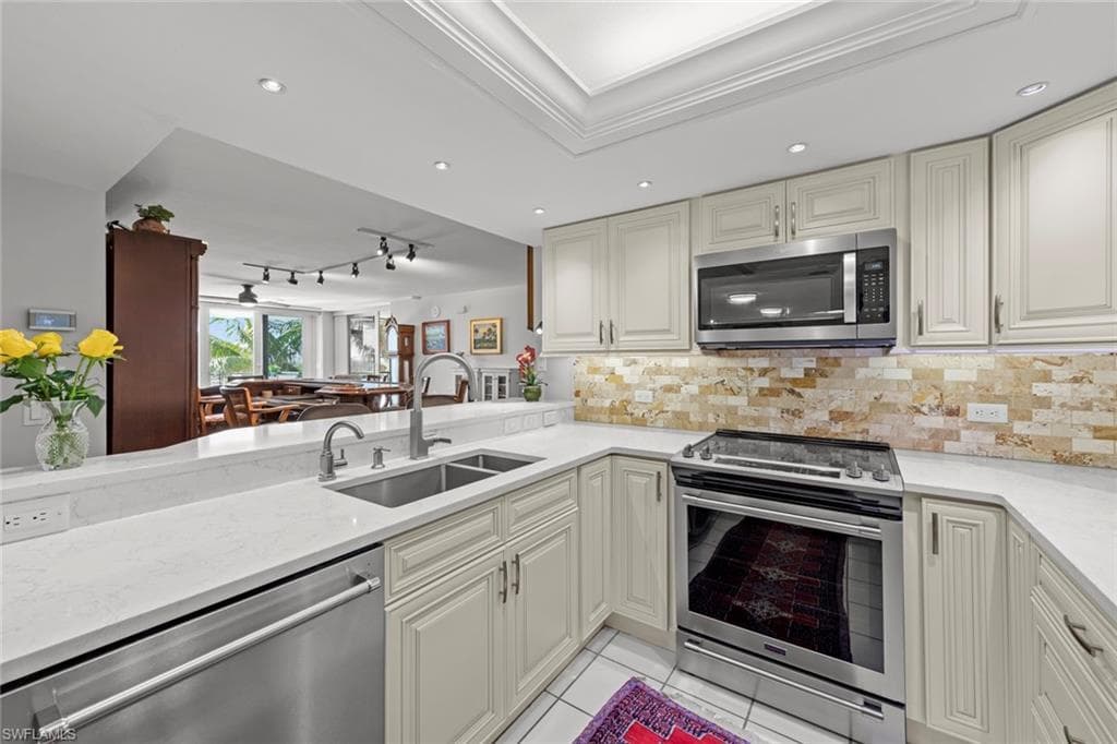 6825 Grenadier Blvd 202, Naples, FL 34108-9