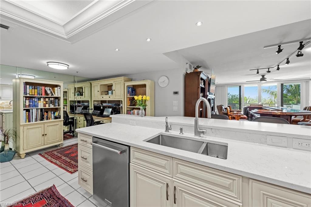 6825 Grenadier Blvd 202, Naples, FL 34108-11