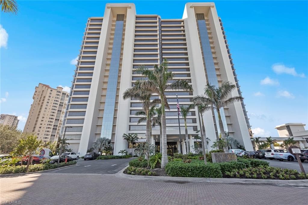 6825 Grenadier Blvd 202, Naples, FL 34108-1
