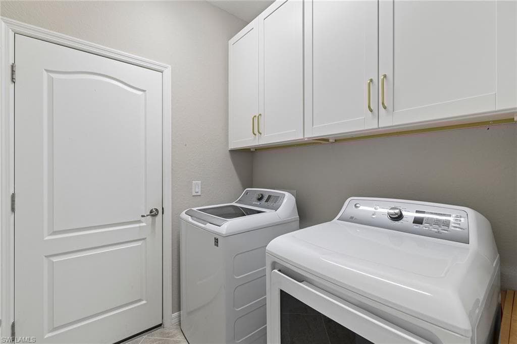 1526 Santiago Cir, Naples, FL 34113-20