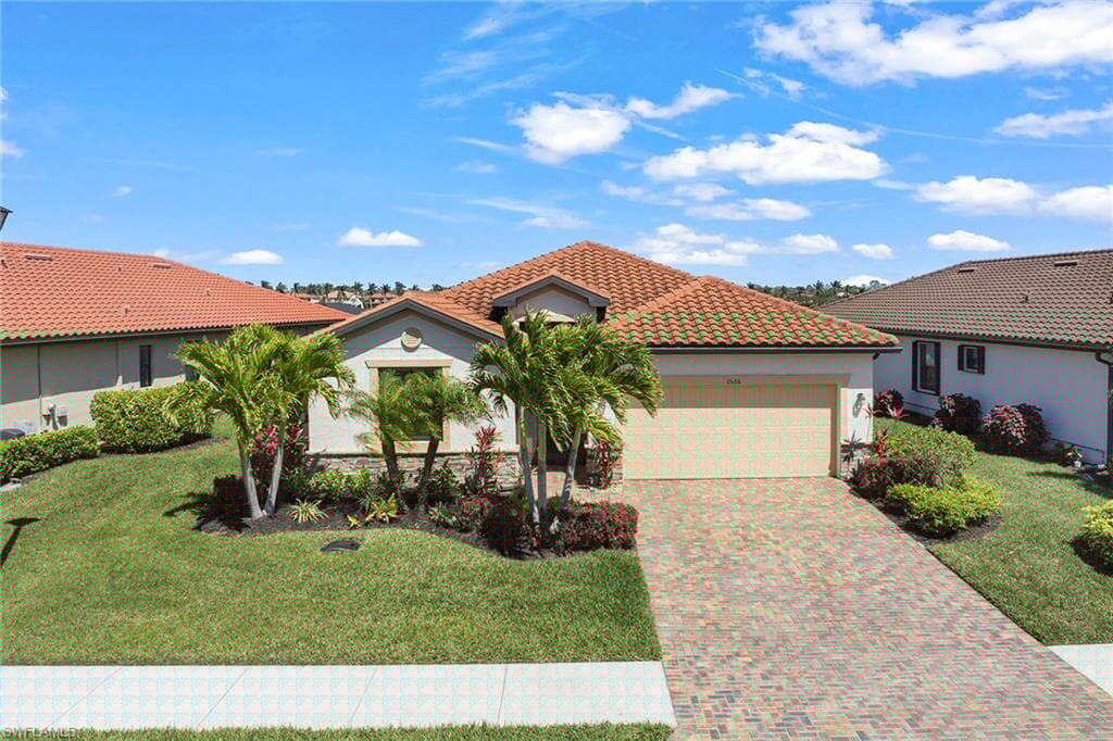 1526 Santiago Cir, Naples, FL 34113-28