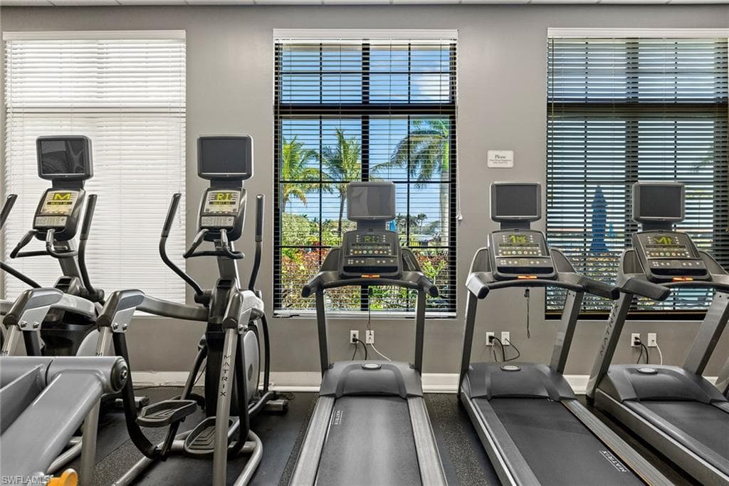 1526 Santiago Cir, Naples, FL 34113-33