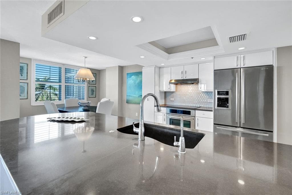 6585 Nicholas Blvd 404, Naples, FL 34108-2