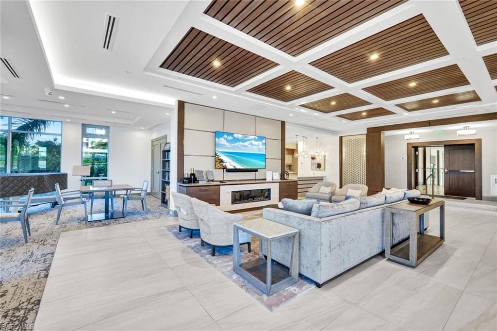 6585 Nicholas Blvd 404, Naples, FL 34108-32