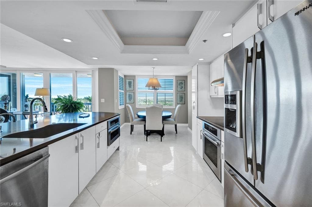 6585 Nicholas Blvd 404, Naples, FL 34108-3