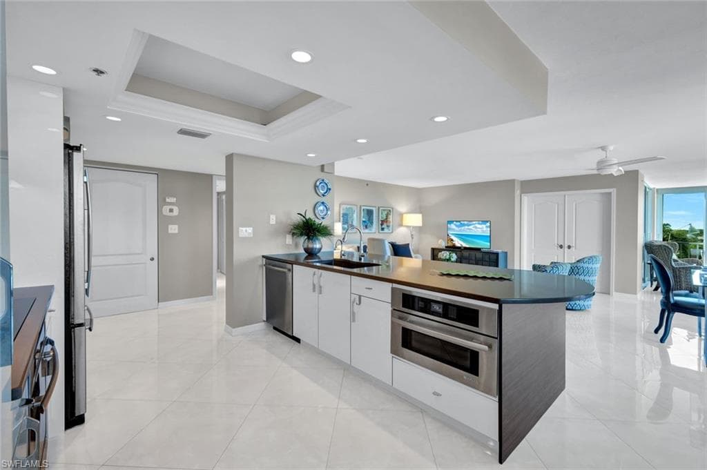 6585 Nicholas Blvd 404, Naples, FL 34108-4