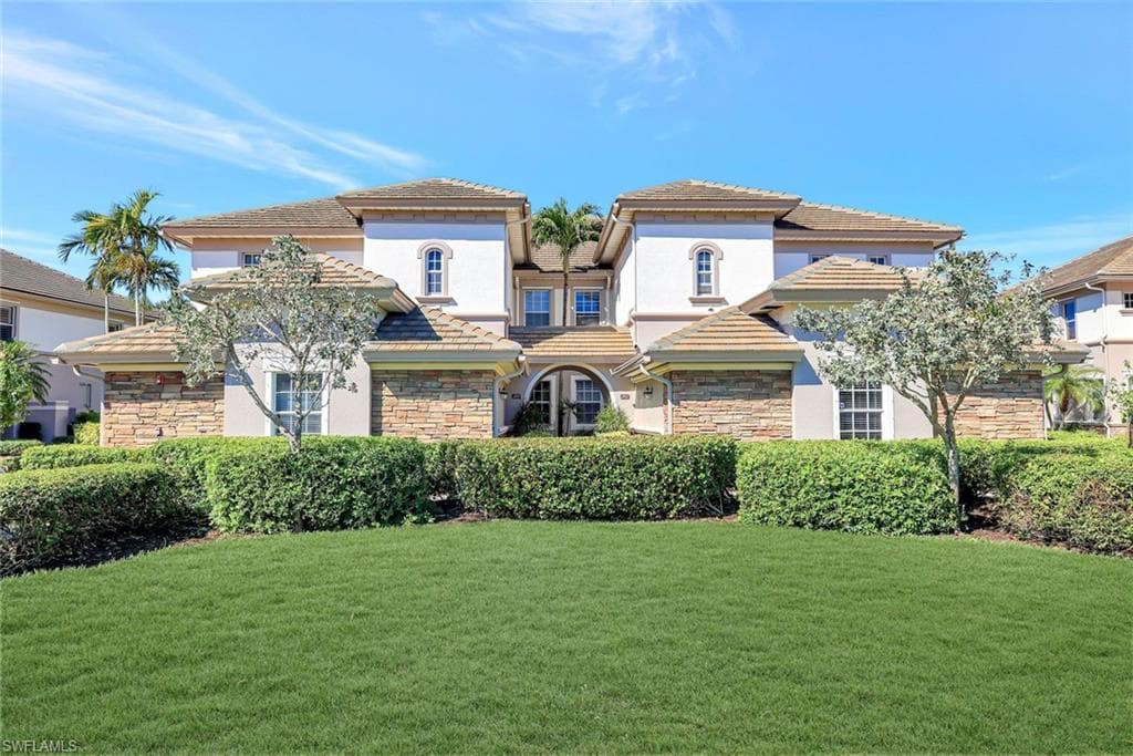 8735 Coastline Ct 202, Naples, FL 34120-3