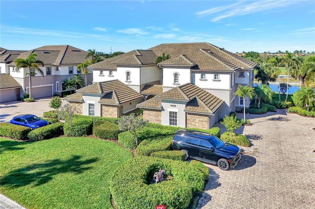 8735 Coastline Ct 202, Naples, FL 34120-5