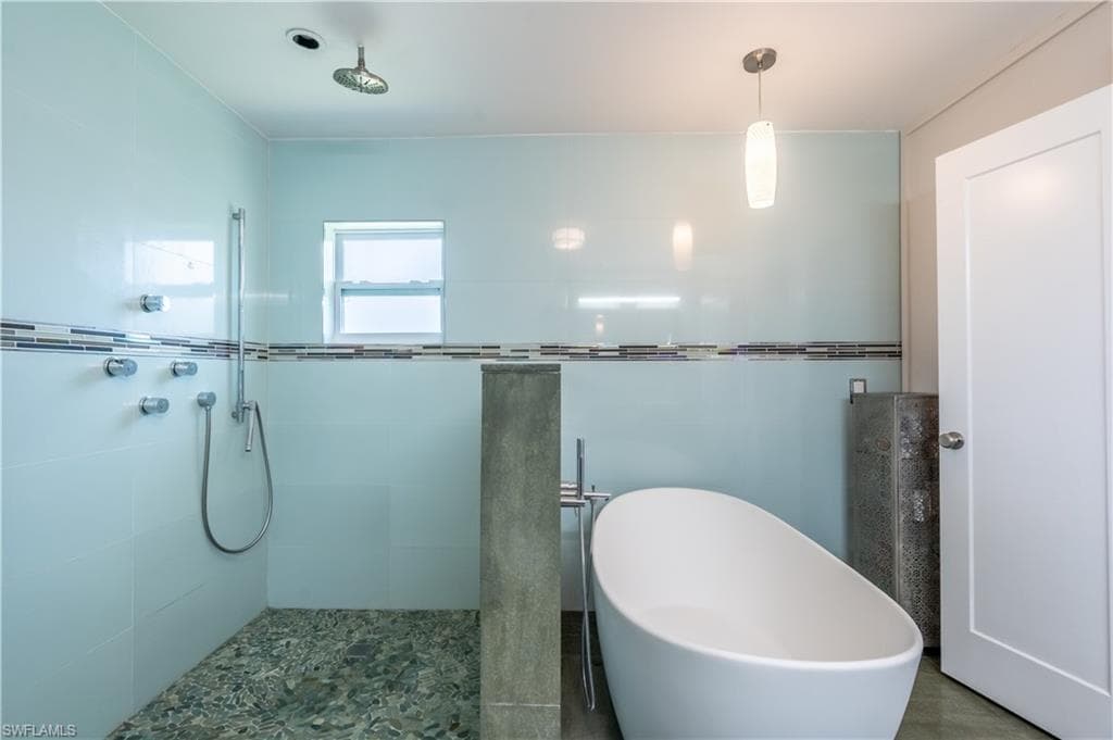 2237 Kings Lake Blvd, Naples, FL 34112-33
