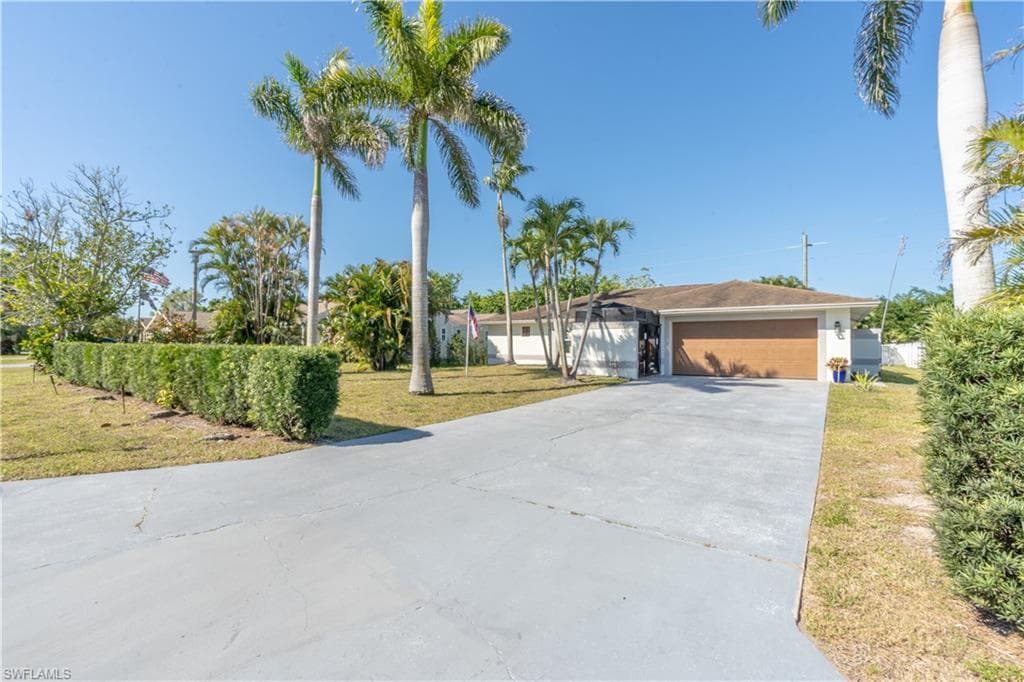 2237 Kings Lake Blvd, Naples, FL 34112-7