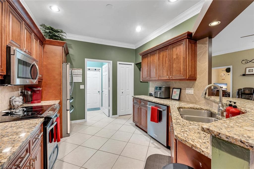 246 Stanhope Cir, Naples, FL 34104-9