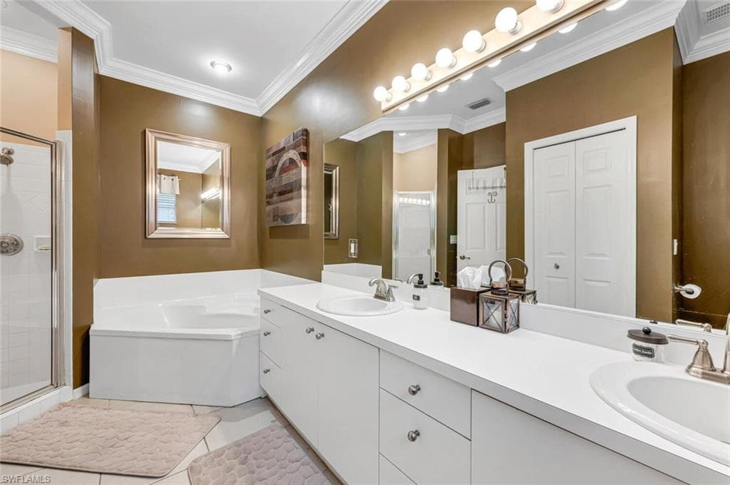 246 Stanhope Cir, Naples, FL 34104-13