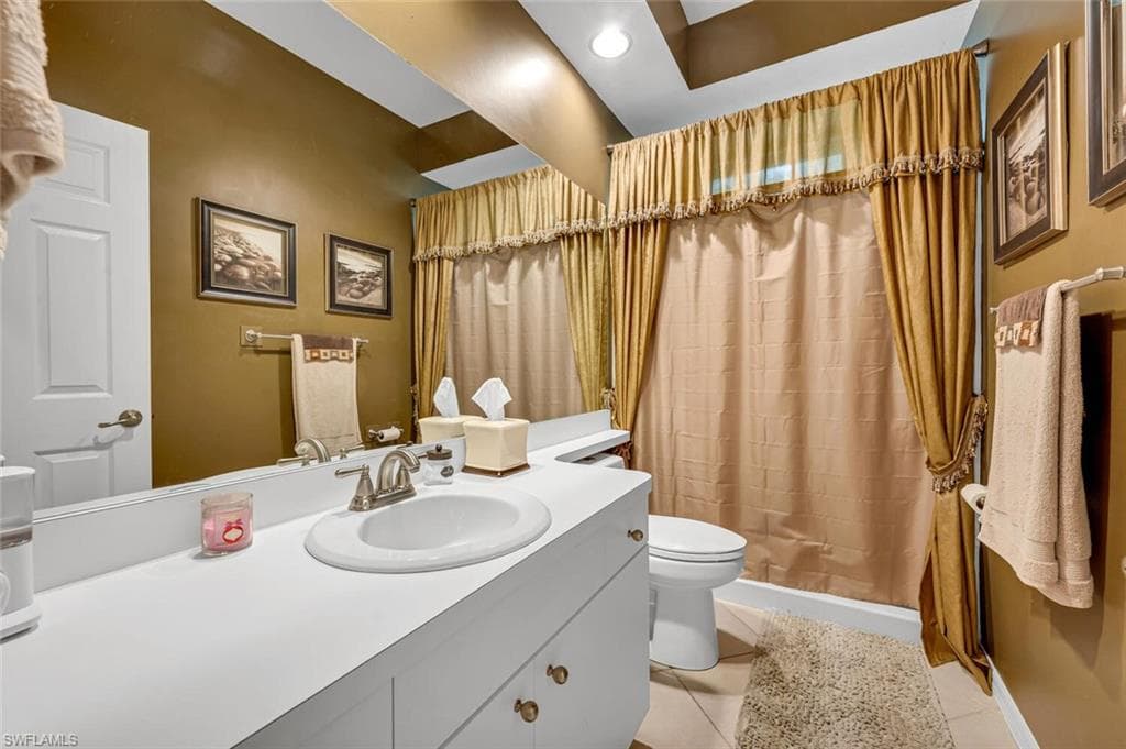 246 Stanhope Cir, Naples, FL 34104-16