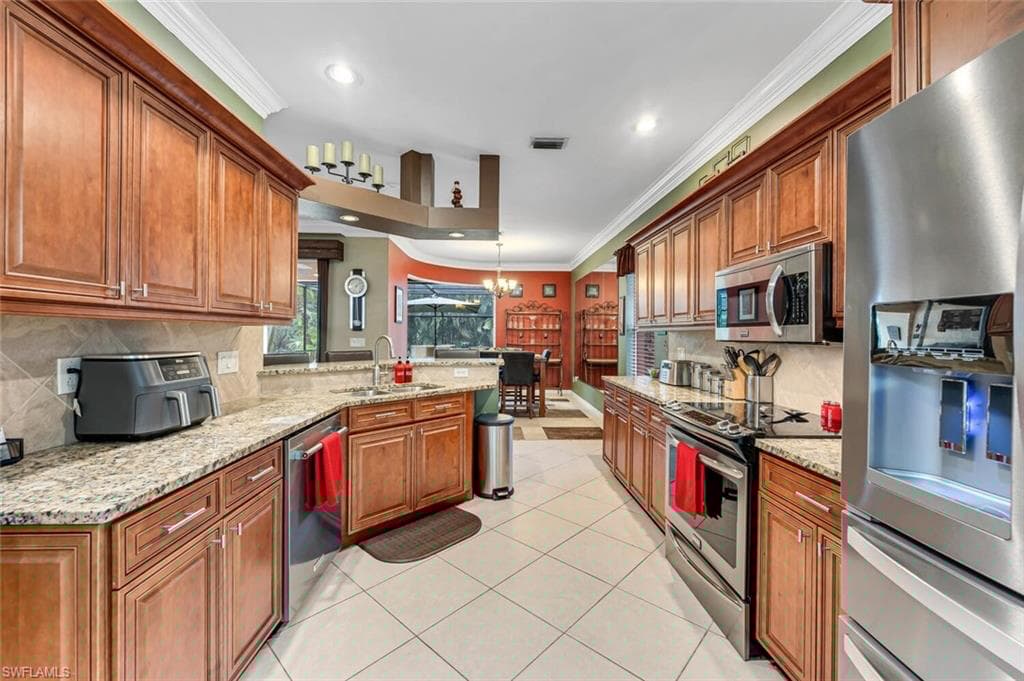 246 Stanhope Cir, Naples, FL 34104-8