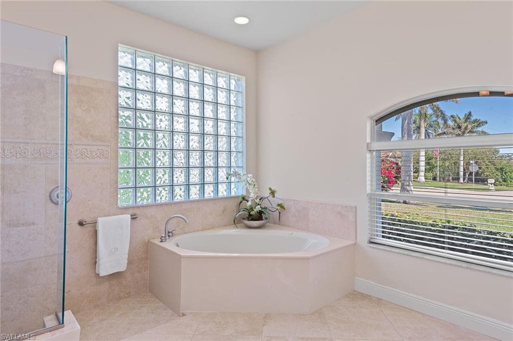560 Inlet Dr, Marco Island, FL 34145-15