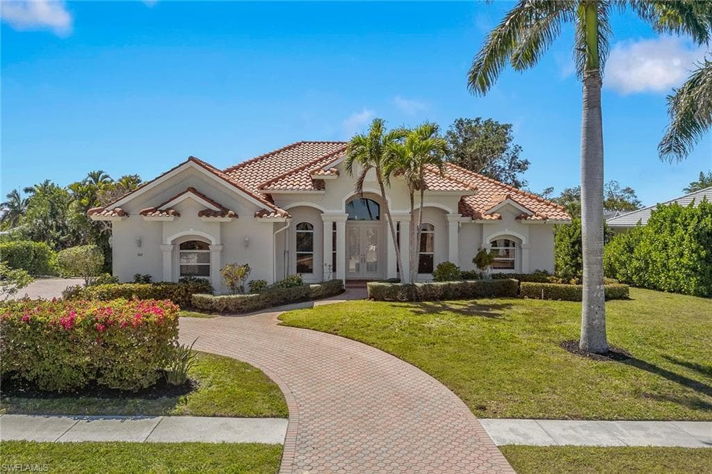 560 Inlet Dr, Marco Island, FL 34145-2