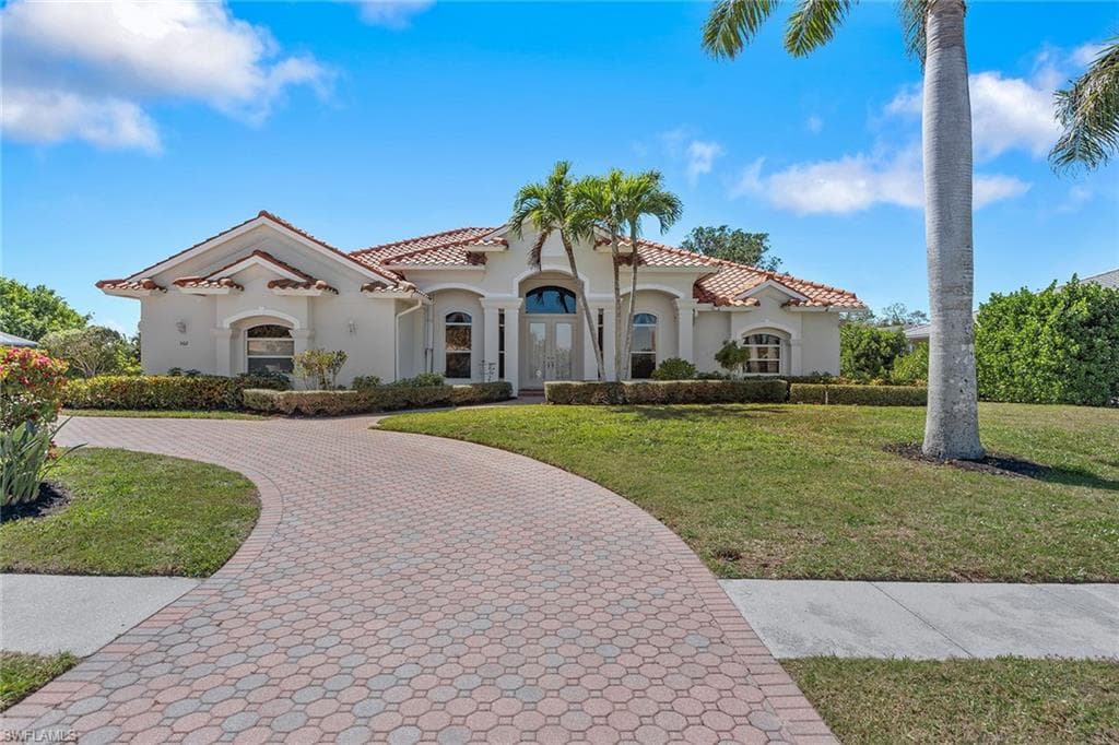 560 Inlet Dr, Marco Island, FL 34145-32