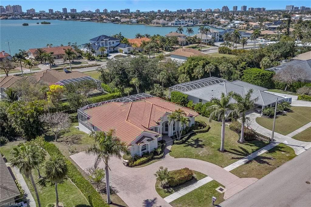 560 Inlet Dr, Marco Island, FL 34145-34