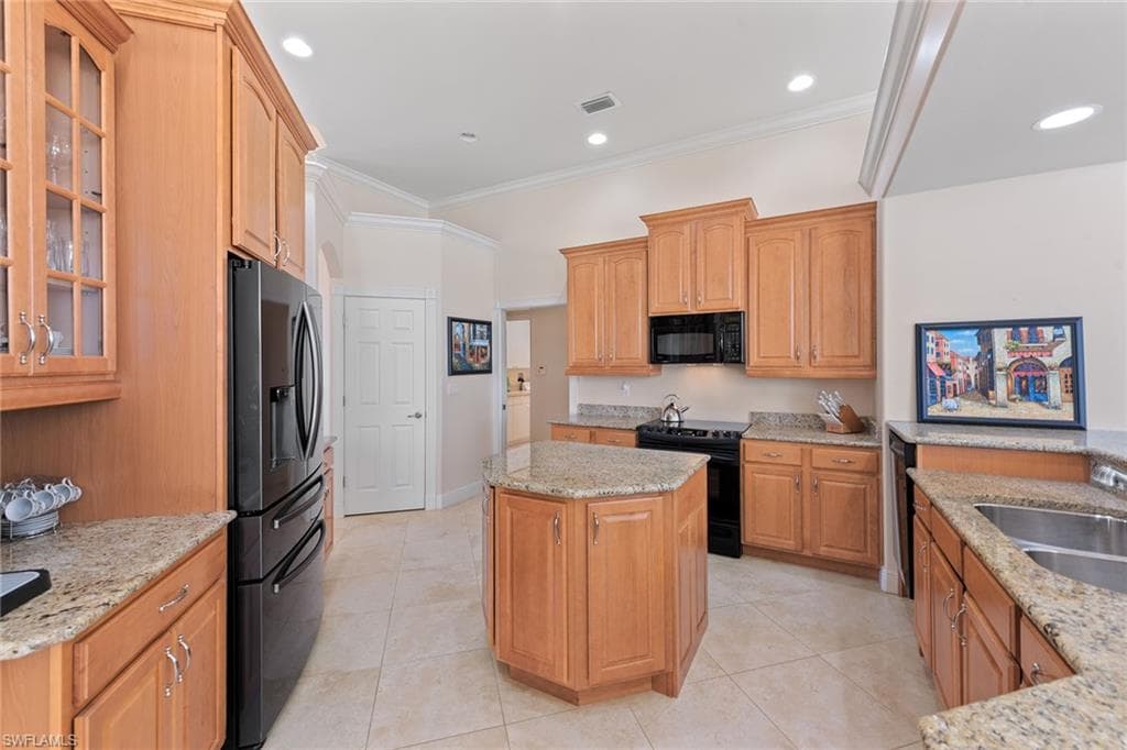 560 Inlet Dr, Marco Island, FL 34145-8