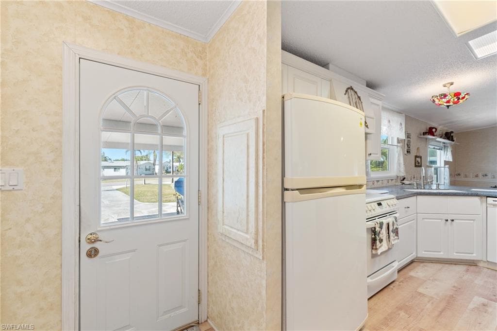278 Riverwood Rd, Naples, FL 34114-8