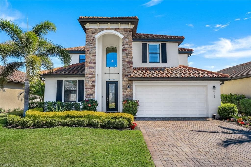 9250 Shadow Oak Ln, Naples, FL 34120-4