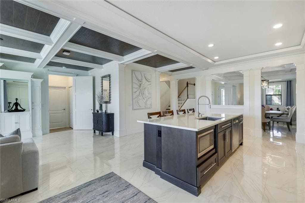 9250 Shadow Oak Ln, Naples, FL 34120-7