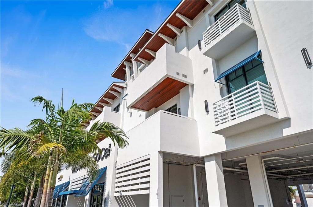 101 8th St S 303, Naples, FL 34102-11