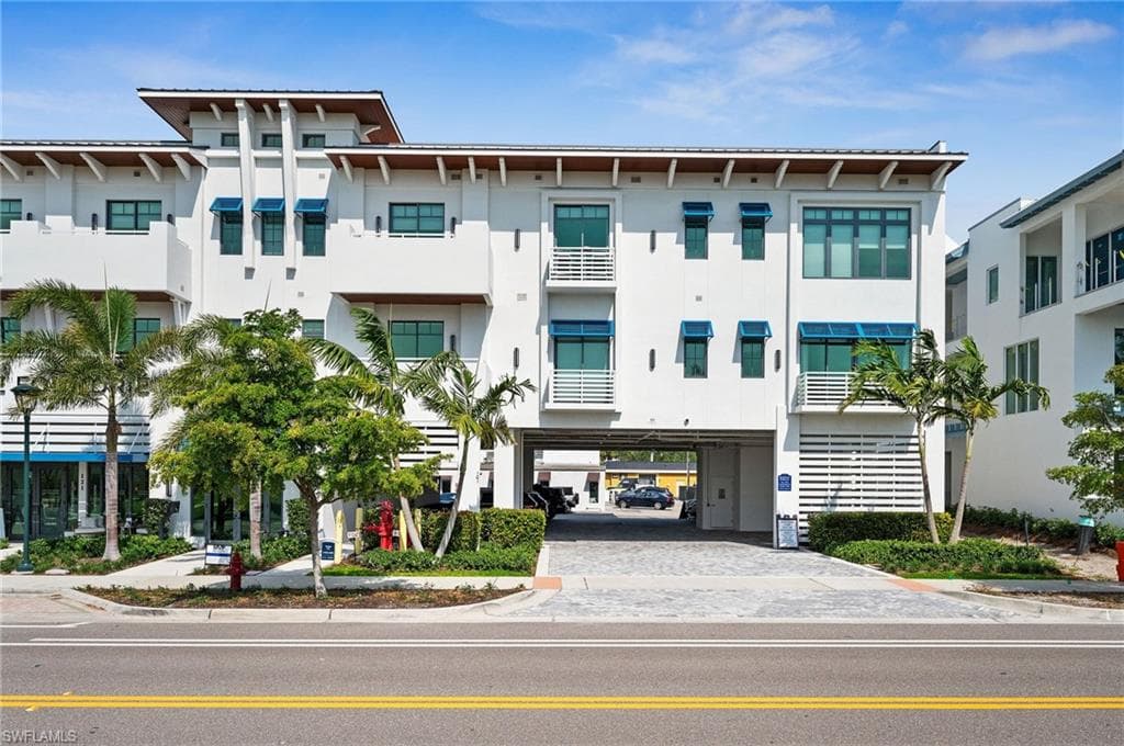 101 8th St S 303, Naples, FL 34102-12