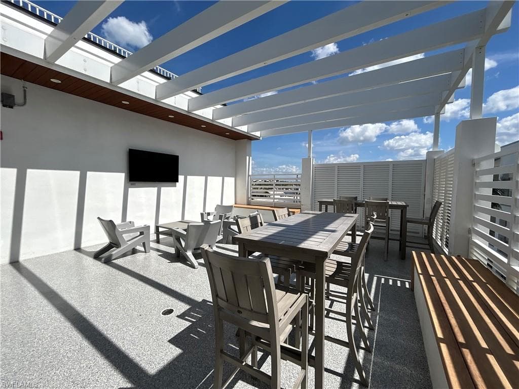 101 8th St S 303, Naples, FL 34102-13