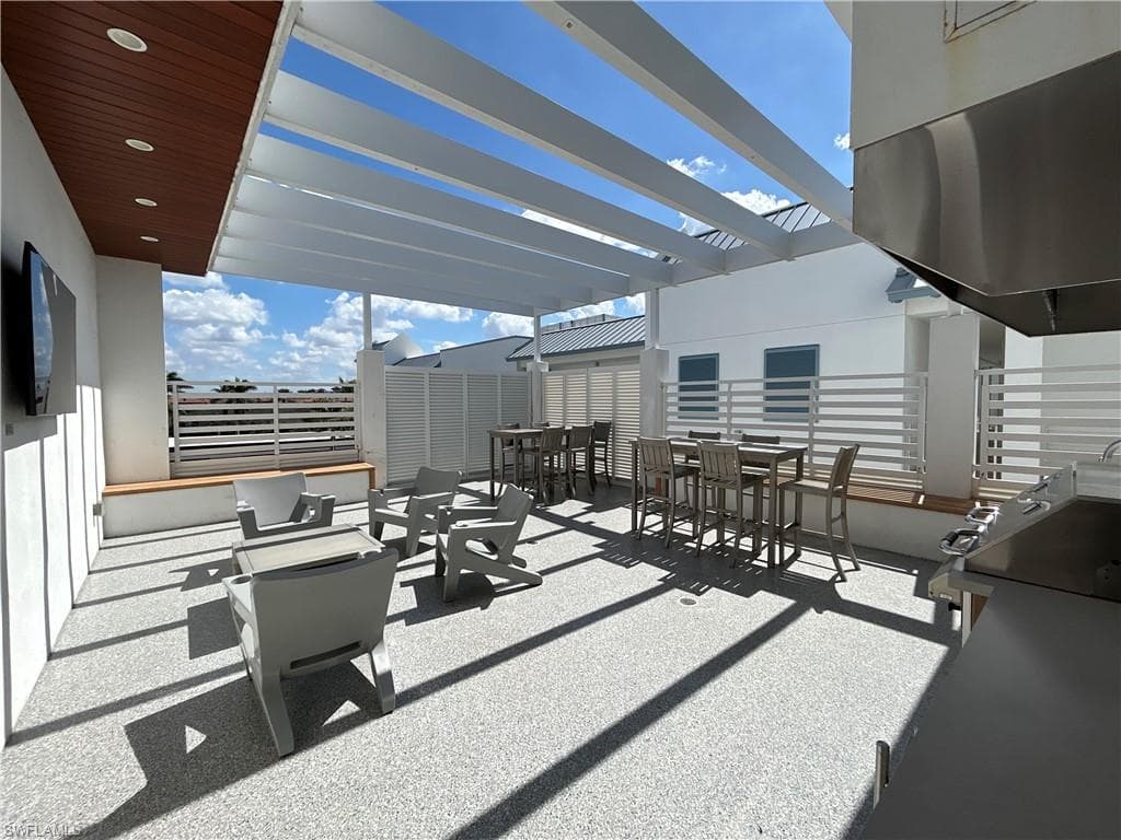 101 8th St S 303, Naples, FL 34102-14