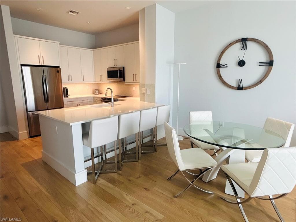 101 8th St S 303, Naples, FL 34102-3