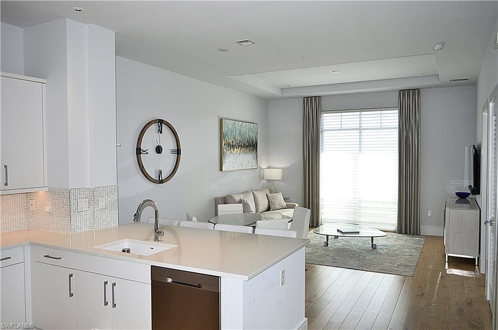 101 8th St S 303, Naples, FL 34102-5