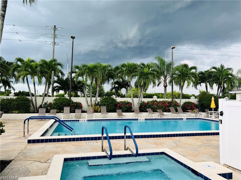 195 Oceans Blvd 195, Naples, FL 34104-16
