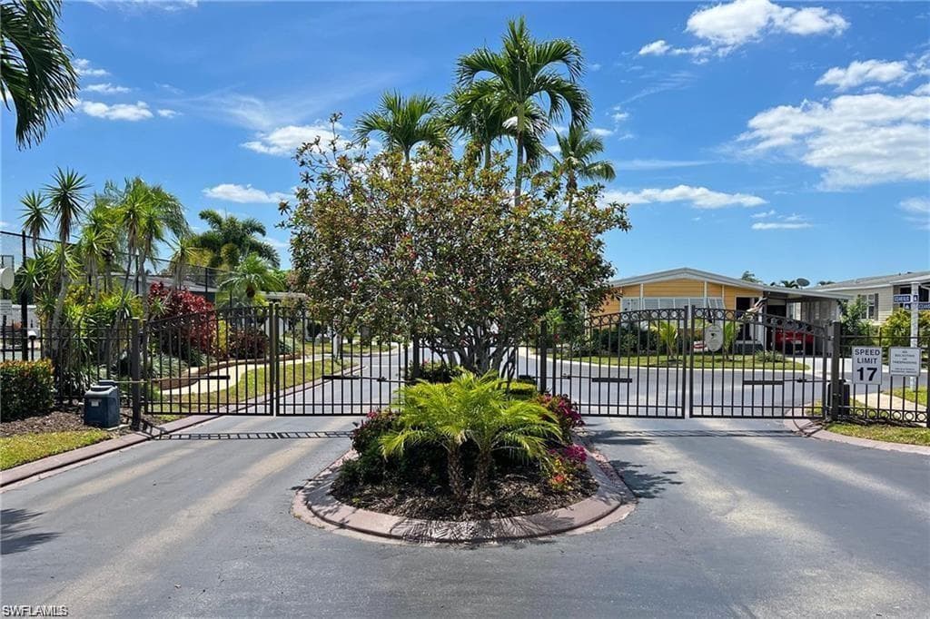195 Oceans Blvd 195, Naples, FL 34104-3