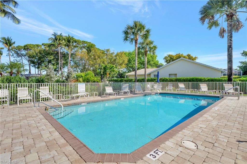 616 Wiggins Bay Dr 616, Naples, FL 34110-18