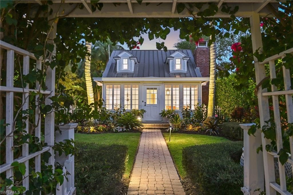 356 11th Ave S, Naples, FL 34102-1