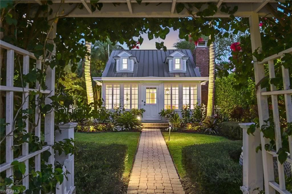 356 11th Ave S, Naples, FL 34102-1