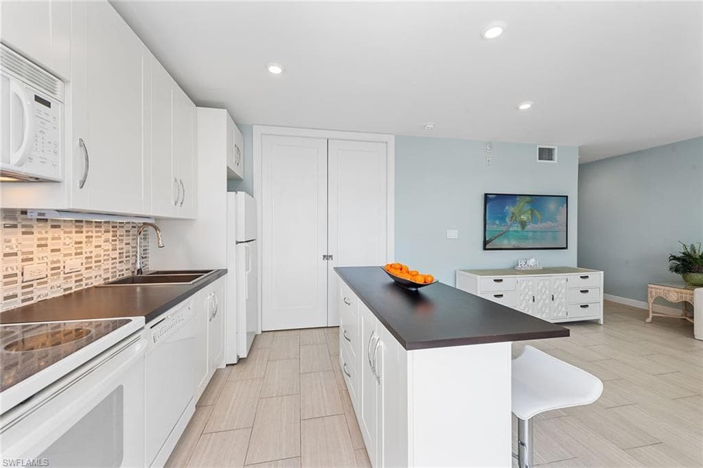 220 Seaview Ct 216, Marco Island, FL 34145-10