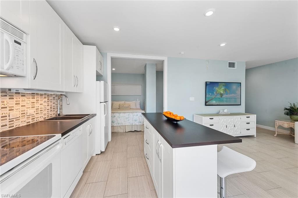 220 Seaview Ct 216, Marco Island, FL 34145-11