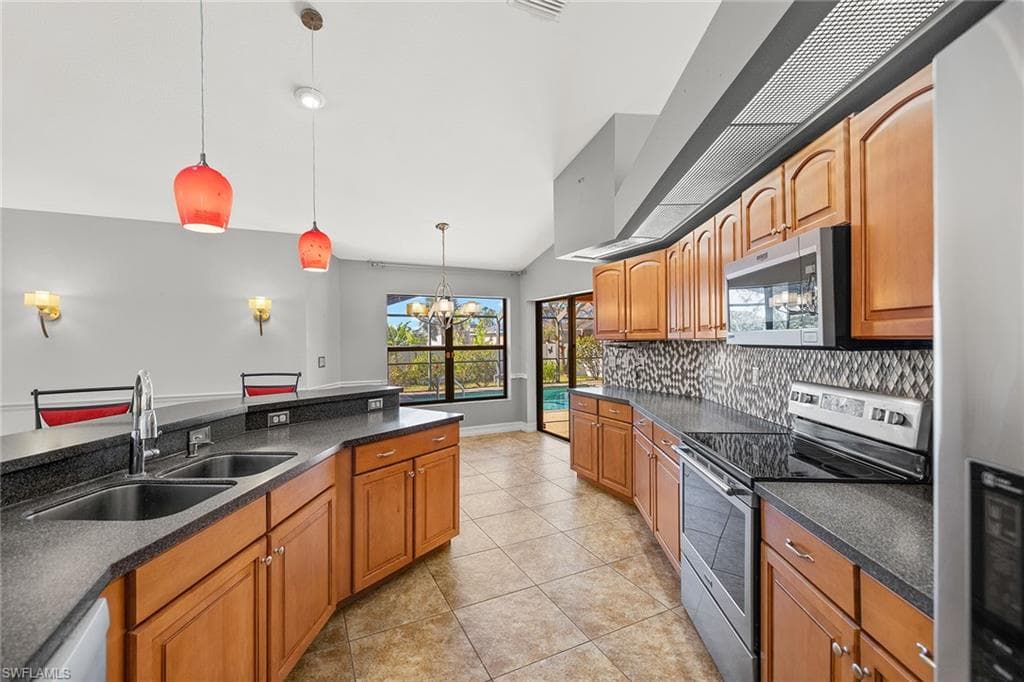 2312 31st St, Cape Coral, FL 33993-8