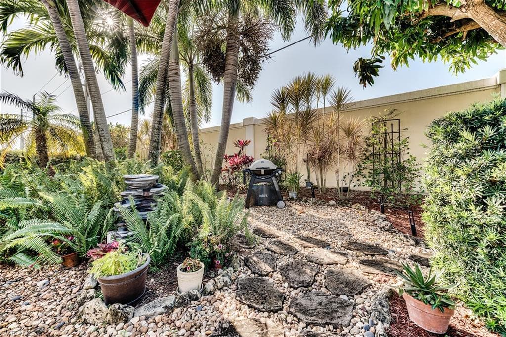 6113 Thresher Dr 202, Naples, FL 34112-26