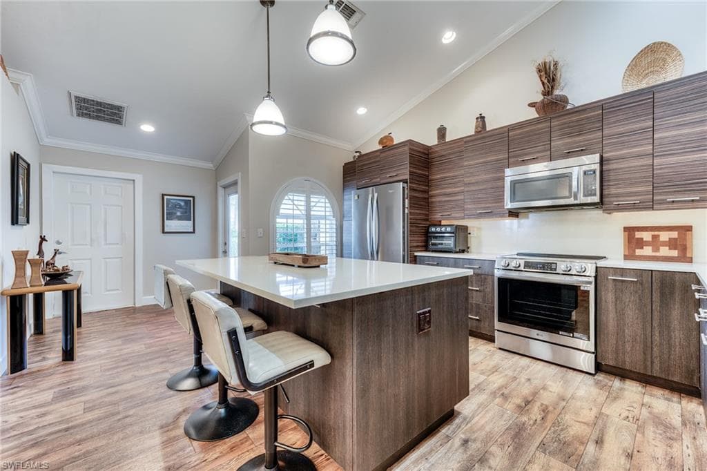 6113 Thresher Dr 202, Naples, FL 34112-1